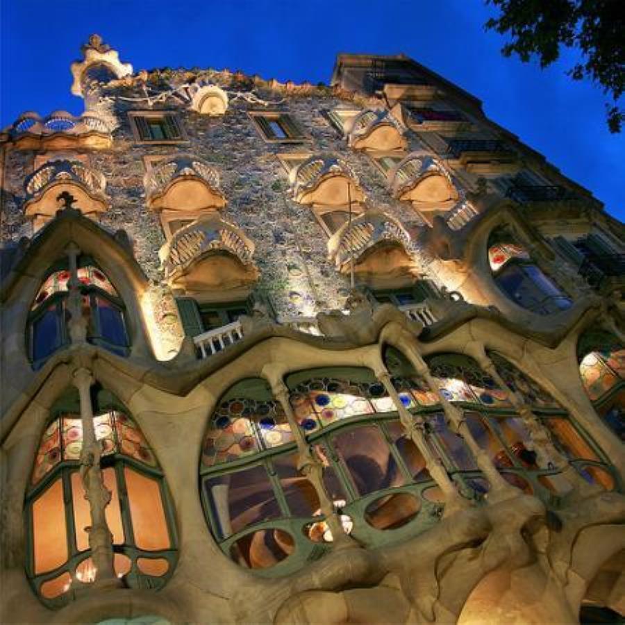 مسیری عجیب و غریب به عالم معماری: خانه استخوان بارسلونا